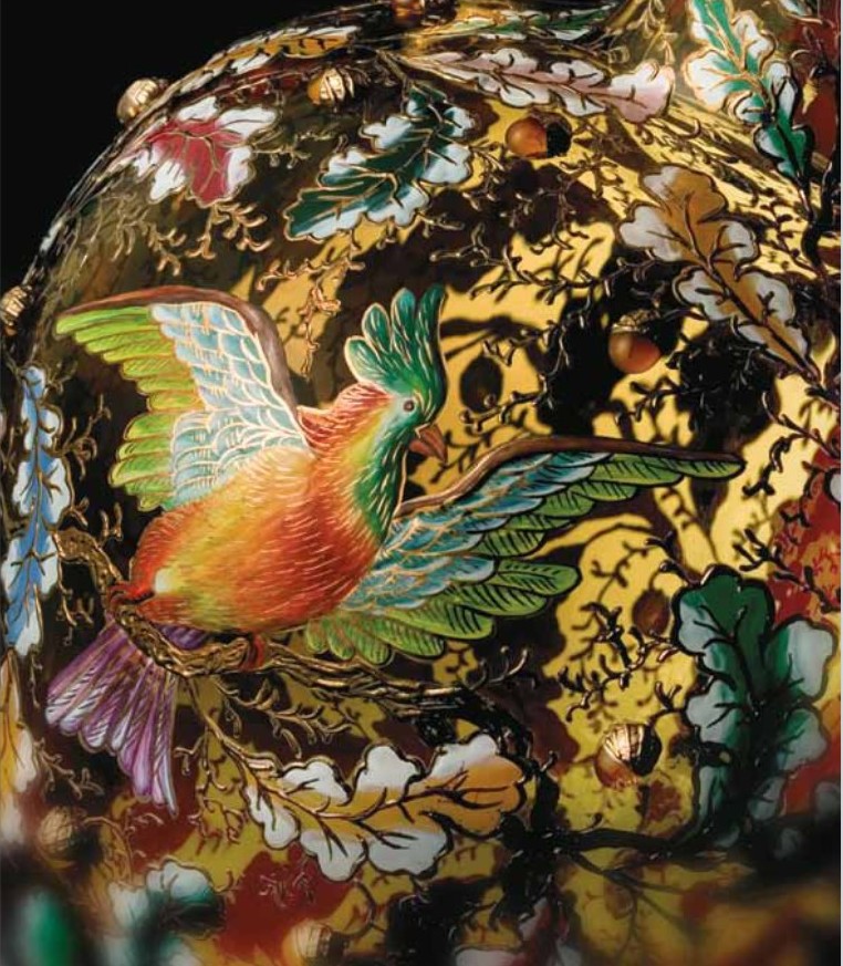 Ludvig Mozer je 1870-ih izmislio slikarski stil ukrašavanja stakla neprozirnim bojama i zlatom. Takvo oslikavanje celih predmeta (najčešće vaza) motivima šarenih ptica na pozadini gustih hrastovih grana, bilo je Mozerova specijalnost