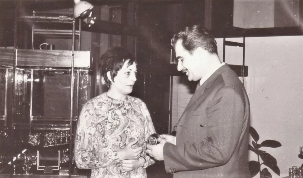 Cvetanka Vukobratović i Bora Stojiljković dok čekaju proglašenjenje nagrada Trećeg jugoslovenskog salona stakla i keramike, 1973.