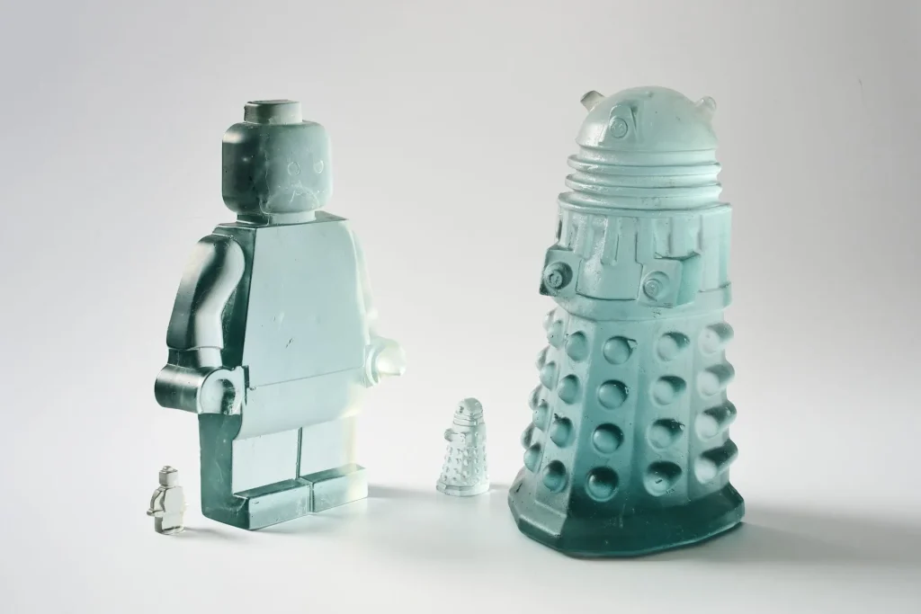 Recikliranje narativa, Bez piksela iza (Without Pixels Behind), liveno reciklirano staklo TV ekrana, rad Hane Gibson || fotografija: ljubaznošću Hannah Gibson Glass