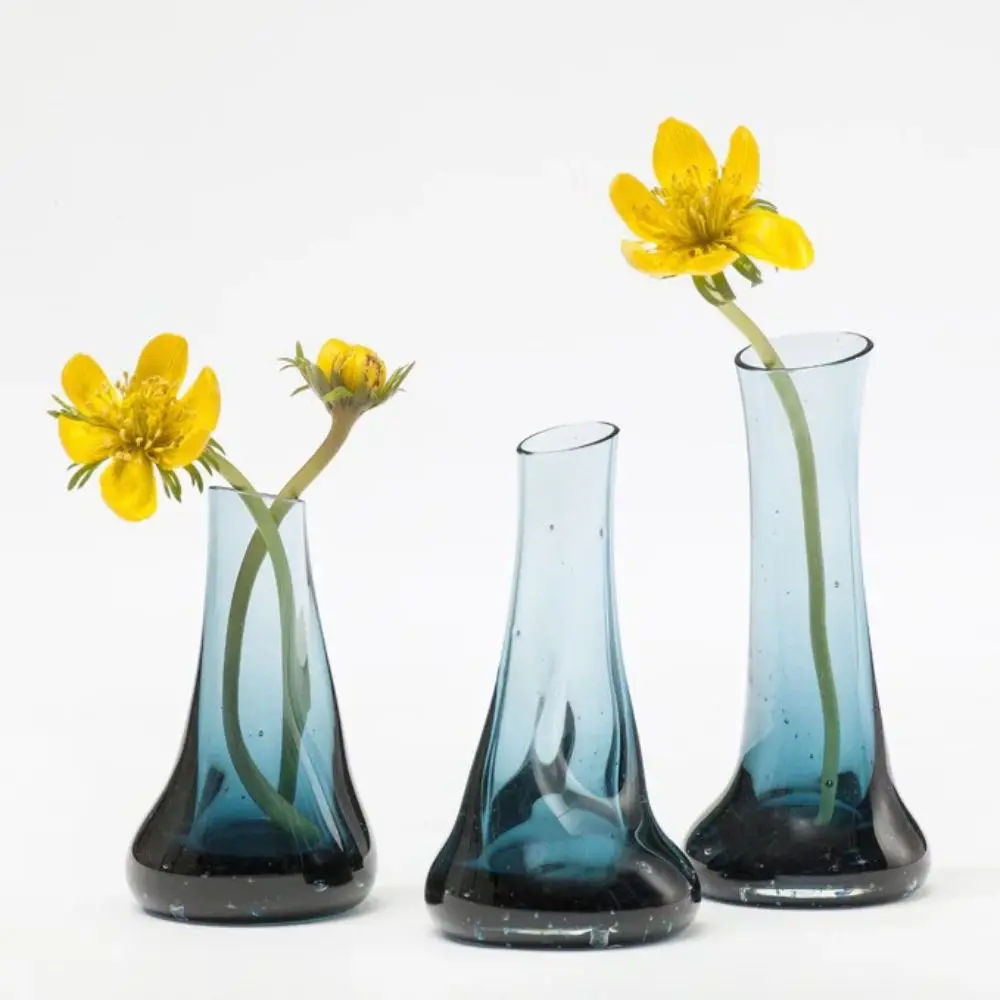 Drop-vaze (Drop vaser), tamno plava-prozirna, iz istoimene kolekcije; dizajn i izrada: Bettina Schori || fotografije: ljubaznošću Betine Šori (Bettina Schori)