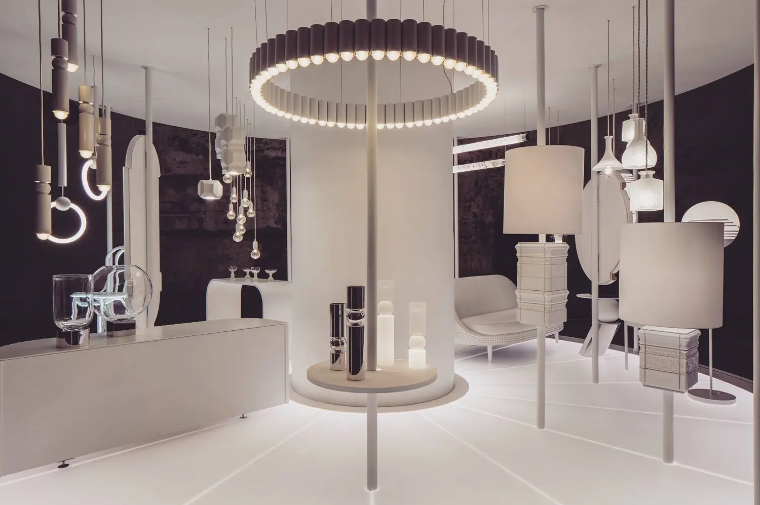 Vrteška Vremenska mašina koja je na Milanskoj nedelji dizajna 2017. predstavljala prvu deceniju Li Brumovog rada || fotografija: ljubaznošću Lee Broom