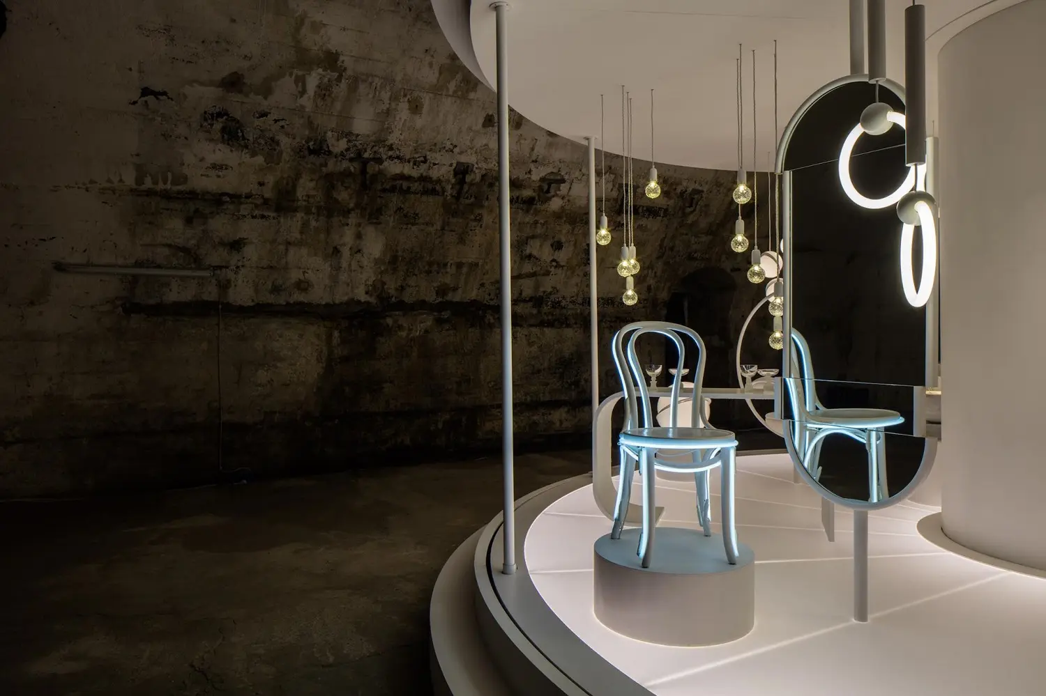 Vrteška Vremenska mašina koja je na Milanskoj nedelji dizajna 2017. predstavljala prvu deceniju Li Brumovog rada || fotografija: ljubaznošću Lee Broom