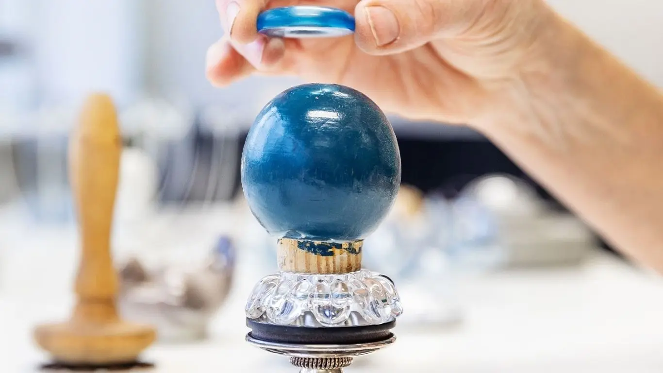 Detalj snimljen tokom rada Betine Šori na jednoj unikatnoj lampi || fotografija: ljubaznošću Betine Šori (Bettina Schori), © Kirstine Autzen