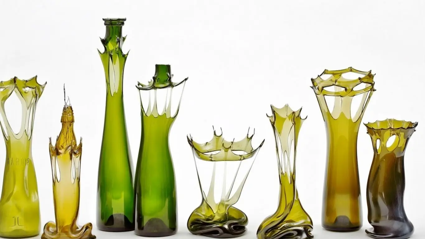 Deo kolekcije Flaša-vaza (Flaskevaser); dizajn i izrada: Bettina Schori || fotografija: ljubaznošću Betine Šori (Bettina Schori), © Ole Akhøj