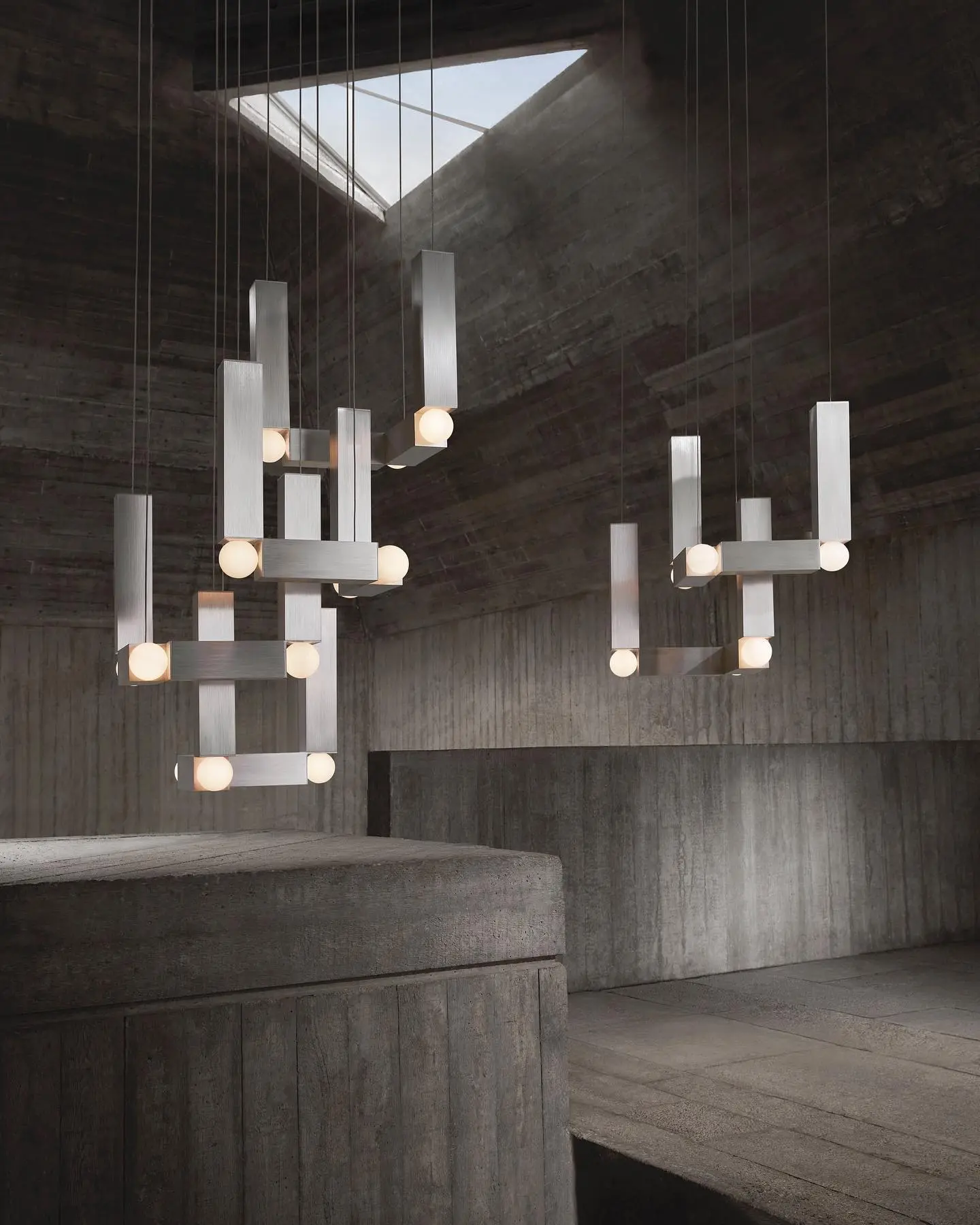 Luster Vesper Quattro Brushed Silver, dizajn Lija Bruma || fotografija: ljubaznošću Lee Broom