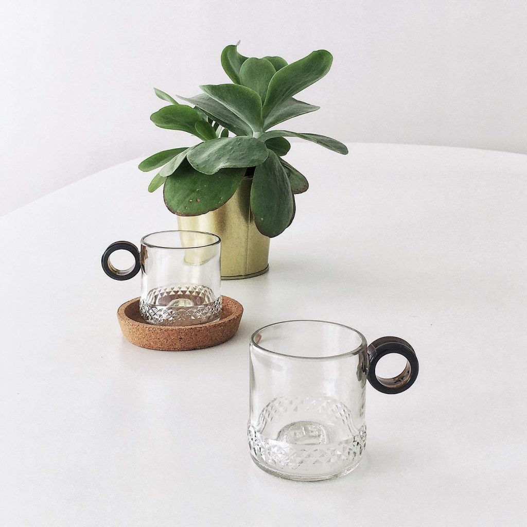 Šolje za kafu, apciklirano staklo, dizajn i izrada: Lucirmás || fotografija: ljubaznošću Lucirmás