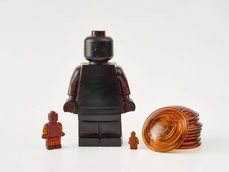 Recikliranje narativa, Ukrcavanje (All Aboard), liveno reciklirano staklo železničkih semafora, rad Hane Gibson || fotografija: Alik Koteril (Alick Cotterill), ljubaznošću Hannah Gibson Glass