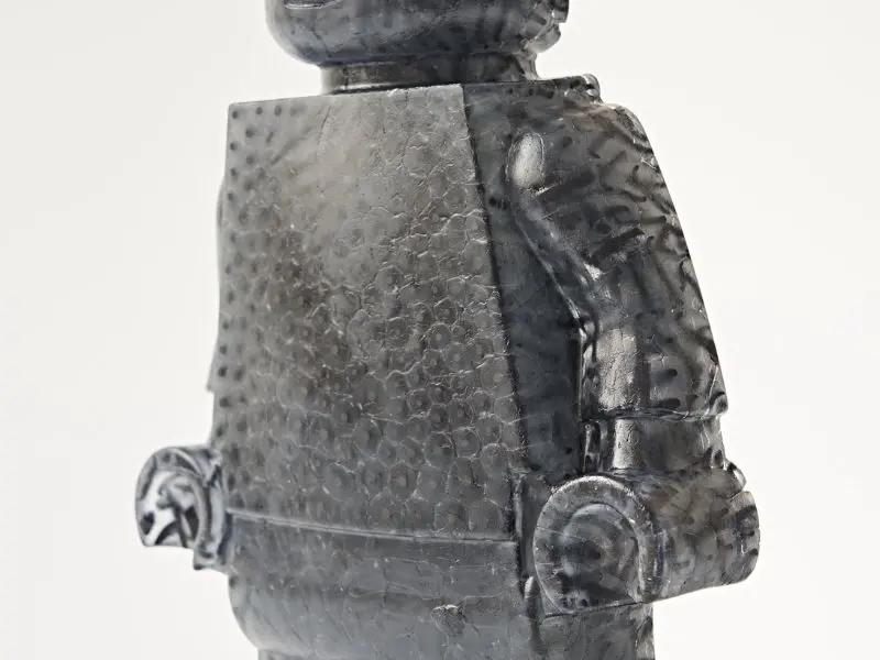 Recikliranje narativa, Šaputanje slatkih reči (Whispering Sweet Nothings), liveno reciklirano staklo iz ateljea Ketrin Haski (Katherine Huskie), rad Hane Gibson (2021) || fotografija: Alik Koteril (Alick Cotterill), ljubaznošću Hannah Gibson Glass