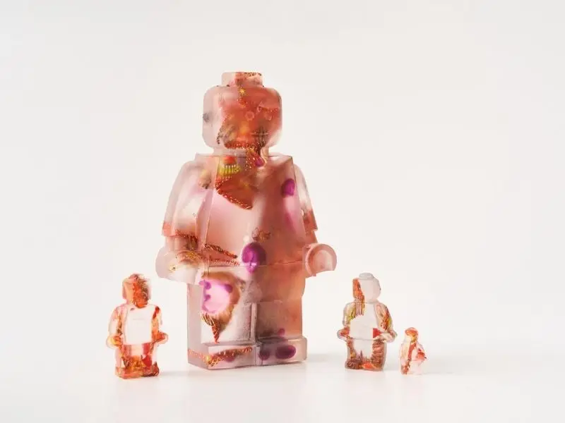 Recikliranje narativa, Šaputanje slatkih reči (Whispering Sweet Nothings), liveno reciklirano staklo zajedničkog umetničkog rada Dejvida Pečena (David Patchen) i Džejmsa Deveroa (James Devereux); rad Hane Gibson (2025) || fotografija: Alik Koteril (Alick Cotterill), ljubaznošću Hannah Gibson Glass