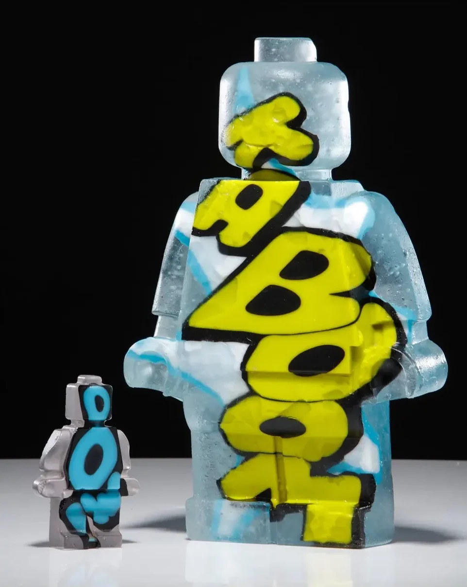 Recikliranje narativa, Šaputanje slatkih reči (Whispering Sweet Nothings), liveno reciklirano staklo iz ateljea Opal Sibruk (Starburst Glass UK by Opal Seabrook), rad Hane Gibson (2020) || fotografija: ljubaznošću Hannah Gibson Glass