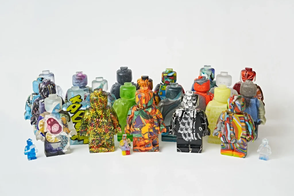 Recikliranje narativa, Šaputanje slatkih reči (Whispering Sweet Nothings), liveno reciklirano staklo iz ateljea britanskih umetnika, radovi Hane Gibson (od 2015. do danas) II fotografija: Alik Koteril (Alick Cotterill), ljubaznošću Hannah Gibson Glass