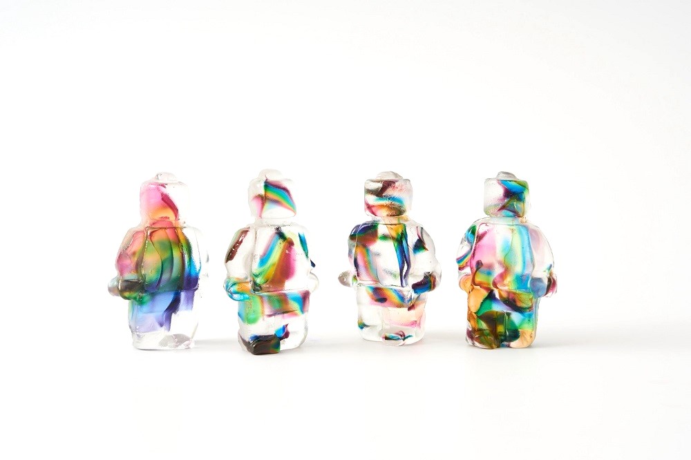 Recikliranje narativa, Šaputanje slatkih reči (Whispering Sweet Nothings), liveno reciklirano staklo iz ateljea Sonje Kingler, rad Hane Gibson (2021) II fotografija: ljubaznošću Hannah Gibson Glass