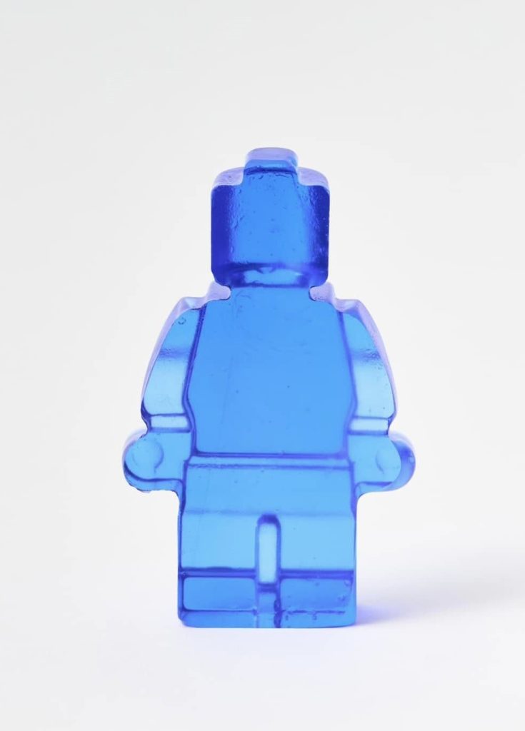 Recikliranje narativa, Harveys, recikliano staklo Harverys Bristol Cream flaša, rad Hane Gibson || fotografija: ljubaznošću Hannah Gibson Glass