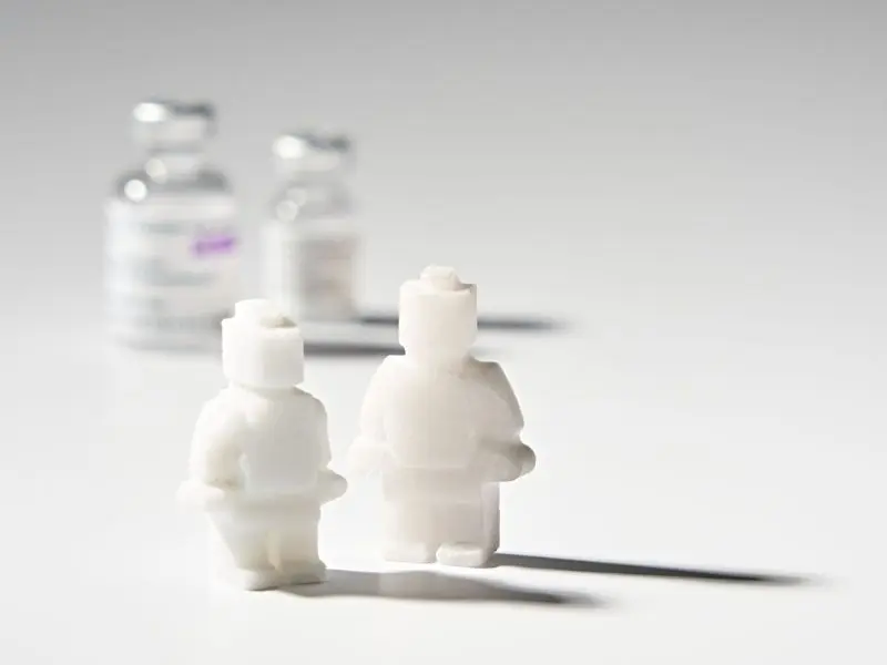 Recikliranje narativa, Opipljiva nada, liveno reciklirano staklo ampula za Covid vakcine, rad Hane Gibson || fotografija: ljubaznošću Hannah Gibson Glass