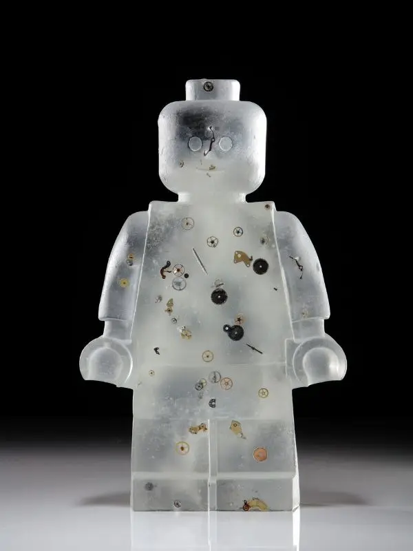 Recikliranje narativa, Vreme ne čeka nikoga (Time and Tide wait for none), liveno reciklirano staklo boca za mleko, sa metalnim delovima mehaničkog časovnika; rad Hane Gibson || fotografija: Sajmon Brantnel (Simon Bruntnell), ljubaznošću Hannah Gibson Glass