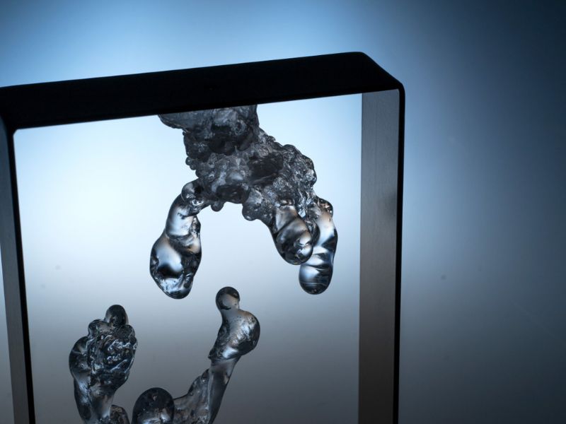 Božji dodir / Divine touch (2019), staklo i metal, livenje tehnikom izgubljenog voska, 16 x 20 x 5 cm; rad Mete Mramor, mentor prof. Tanja Pak || fotografija: Žiga Anderlič, ljubaznošću Mete Mramor