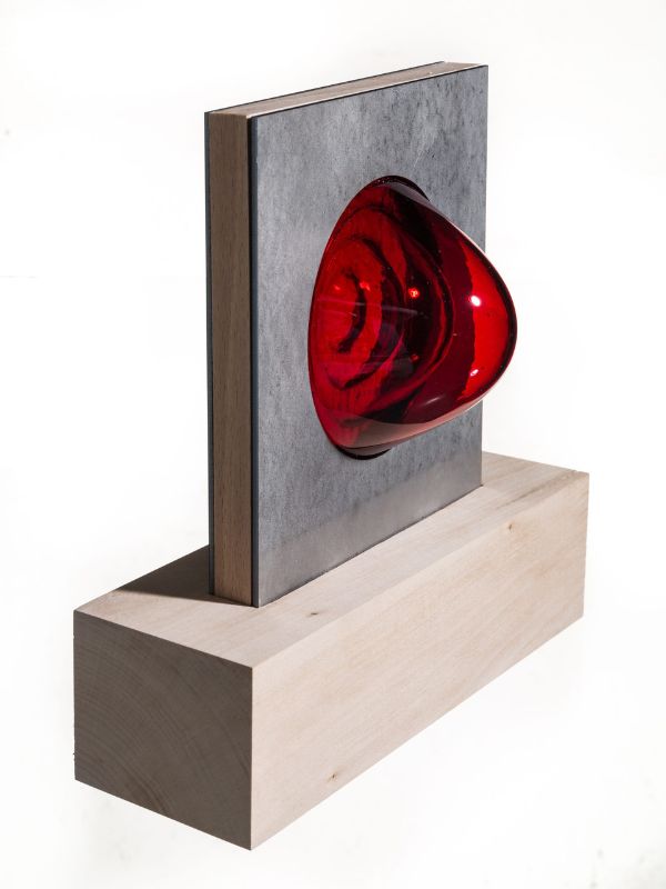 Intimni prostor / Intimate space, staklo i drvo, 26 x 7 x 25 cm; rad Mete Mramor || fotografija: ljubaznošću Mete Mramor