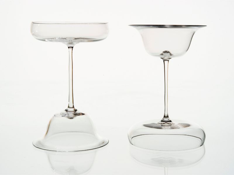 Martivino (2022), čaše stolovate, ručno duvano staklo i hladna ručna dorada; rad Mete Mramor || fotografija: Miha Benedičič, ljubaznošću Mete Mramor