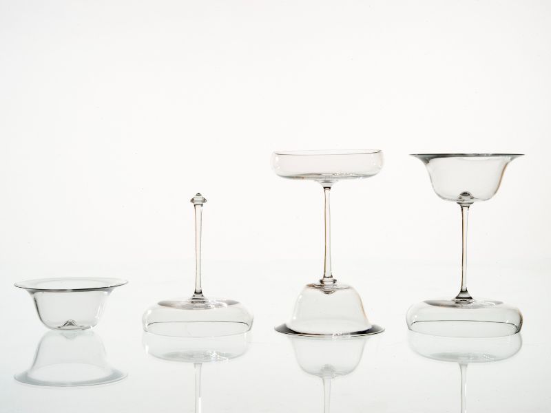 Martivino (2022), čaše stolovate, ručno duvano staklo i hladna ručna dorada; rad Mete Mramor || fotografija: Miha Benedičič, ljubaznošću Mete Mramor