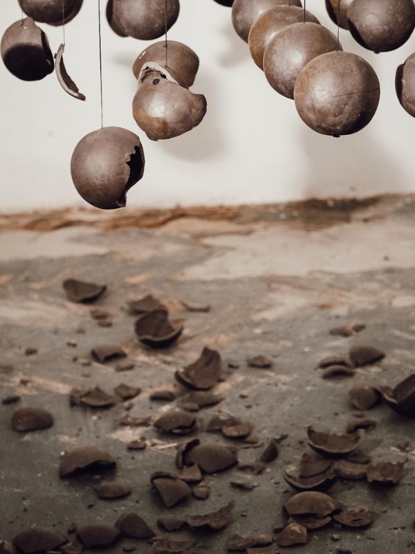 Raz-biće / Raz-bitje, glina, fotografija, video, staklo (2023), rad Mete Mramor i Brigite Gantar || fotografija: Maša Pirc / Layerjeva hiša, ljubaznošću Mete Mramor i Brigite Gantar