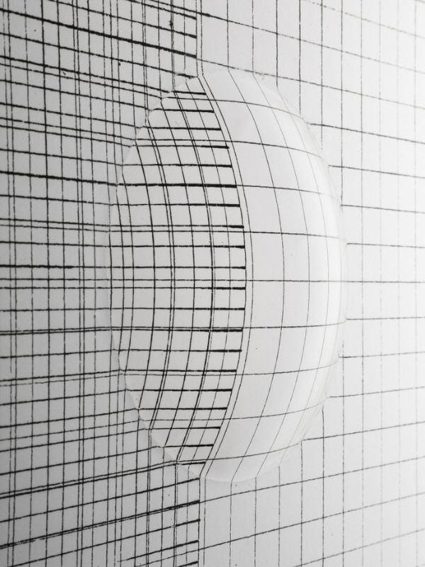 Detalj rada Forma III / Net (2021), sitoštampa na staklu, 53 x 38 x 4 cm; rad Mete Mramor, mentor prof. Tanja Pak || fotografija: Jure Grom, ljubaznošću Mete Mramor