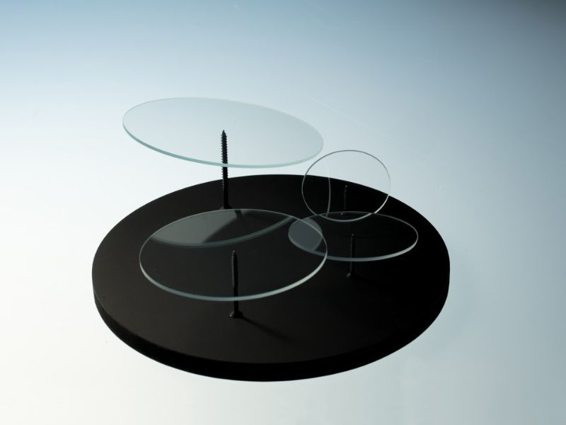 Equilibrium (2019), staklo, šrafovi i drvo, mixed media; rad Mete Mramor, mentor prof. Tanja Pak || fotografija: Žiga Anderlič, ljubaznošću Mete Mramor