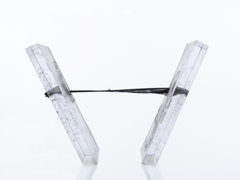 Anksiozni svet intime / Anxious World of Intimacy (2020), mixed media (liveno staklo i tkanina), 20 x 28 x 15 cm; rad Mete Mramor, mentor prof. Tanja Pak || fotografija: Miha Benedičič, ljubaznošću Mete Mramor