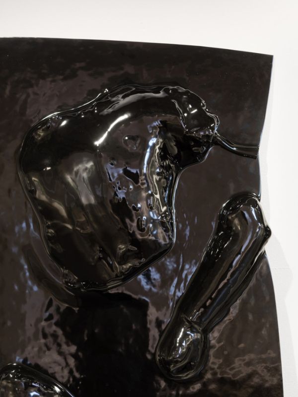 Detalj rada Iskrivljena slika tela / Body Image Distortion (2022), slumped glass; rad Mete Mramor, mentor prof. Rony Plesl || fotografija: Anna Pleslová i Tomáš Slavík, ljubaznošću Mete Mramor