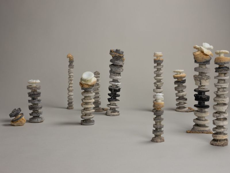 Rast / Growth (2024), ravno staklo, pâte de verre; rad Mete Mramor || fotografija: Eleonora Radke, ljubaznošću Mete Mramor