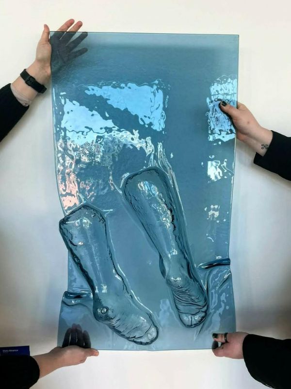 Deo serije Dodirni me nežno / Touch Me Gently, slumped glass; rad Mete Mramor || fotografija: ljubaznošću Udruge Prizma i Mete Mramor