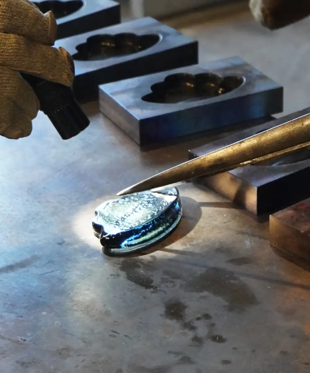 Detalj snimljen tokom procesa izrade Gua ša (The Gua Sha) proizvoda Rudolph Care od recikliranog stakla, u ateljeu muzeja Holmegaard Værk || fotografija: ljubaznošću Rudolph Care