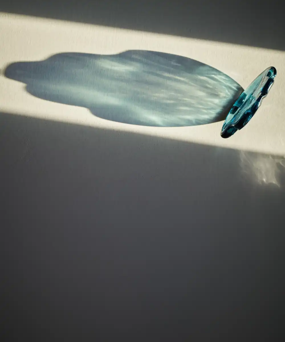 Gua ša (The Gua Sha), proizvod Rudolph Care, reciklirano staklo; dizajn i izrada: Rosendahl Design Group & Holmegaard Værk || fotografija: ljubaznošću Rudolph Care