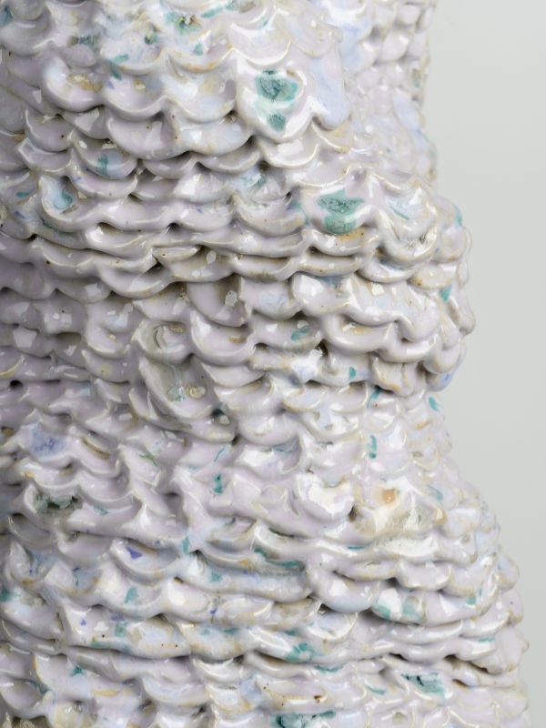 Detalj skulpture iz serije Digit Texture, porcelan sa borosilikatnim staklom na glazuri, rad Atue Aparisio napravljen u Jingdeženu; fotografija Jixiao Tong, ljubaznošću Attue Aparicio.