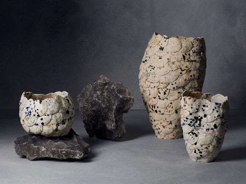 Radovi Atue Aparisio, kamenina i reciklirano borosilikatno staklo (originalni materijal); fotografija House on Mars gallery, ljubaznošću Atue Aparisio